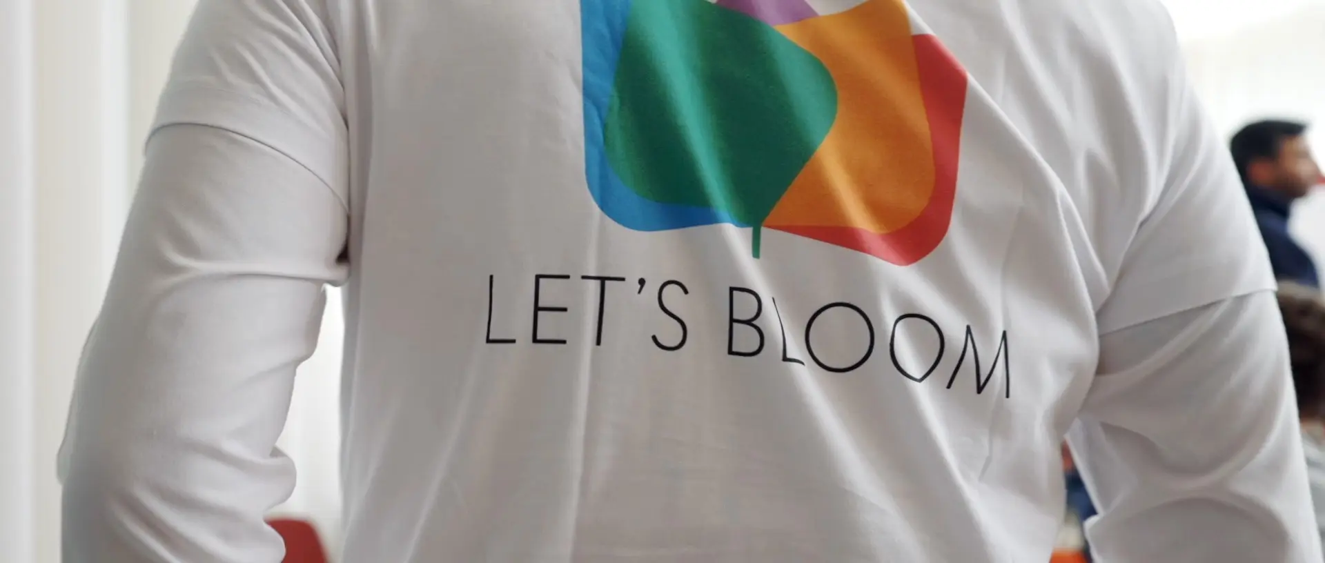 Logo Let's bloom su una tshirt