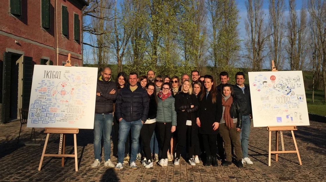 Persone in gruppo riunite insieme per scattare una foto di gruppo