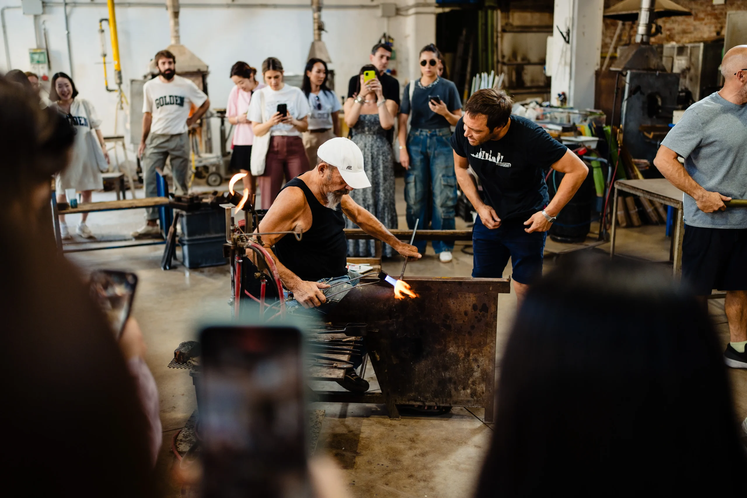 Mastro vetraio all'interno del suo laboratorio a Murano
