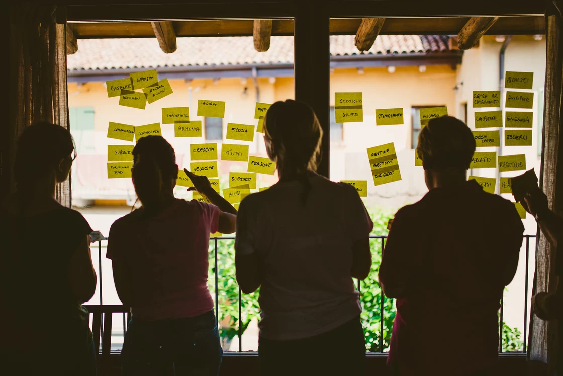 Persone che lavorano ad un teambuilding