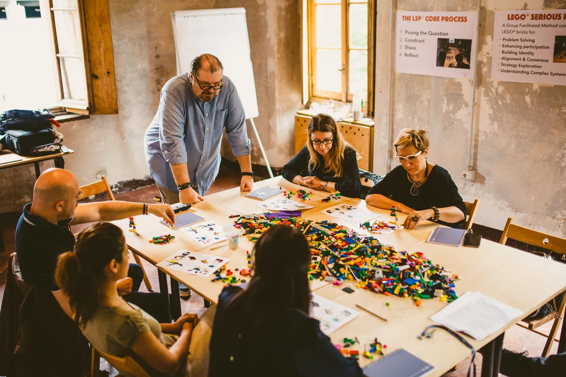 Immagine di una riunione di lavoro di un team di persone