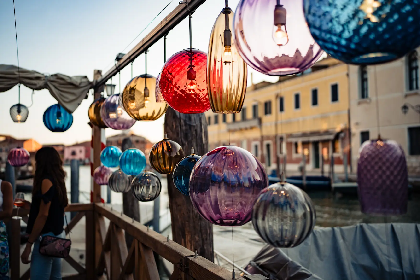 Lampade colorate in vetro di Murano appese all'esterno