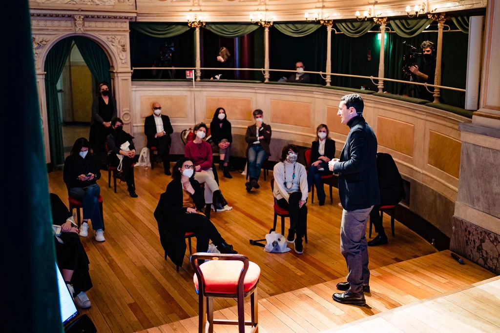 Foto di un gruppo di persone a teatro