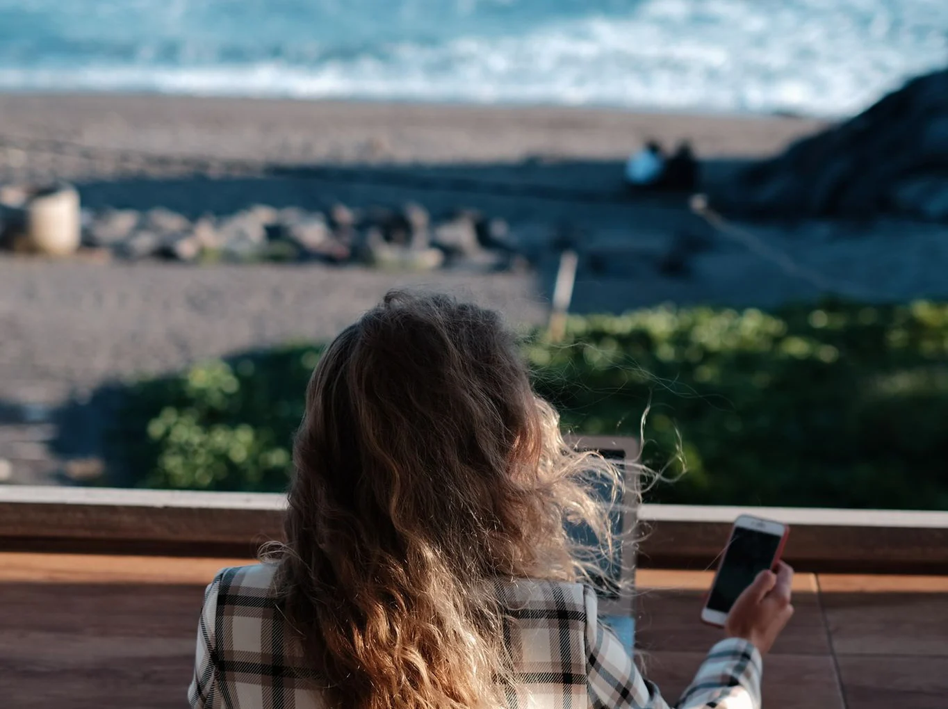 Una donna che lavora al pc con vista mare