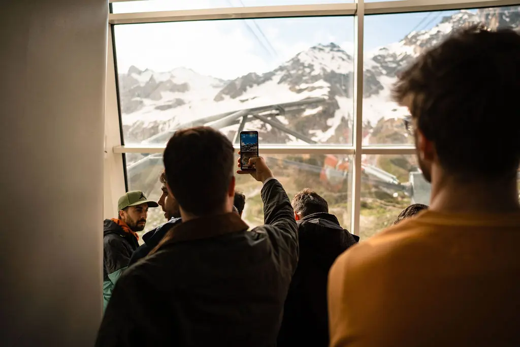 Persone che fotografano la montagna